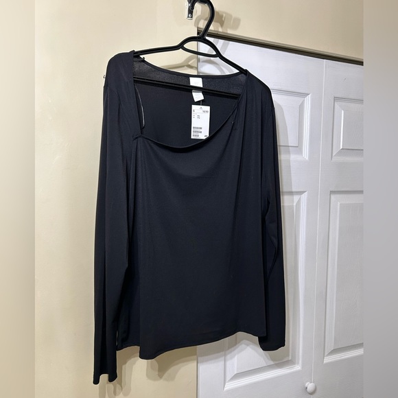 Asymmetrical neckline - Picture 1 of 1